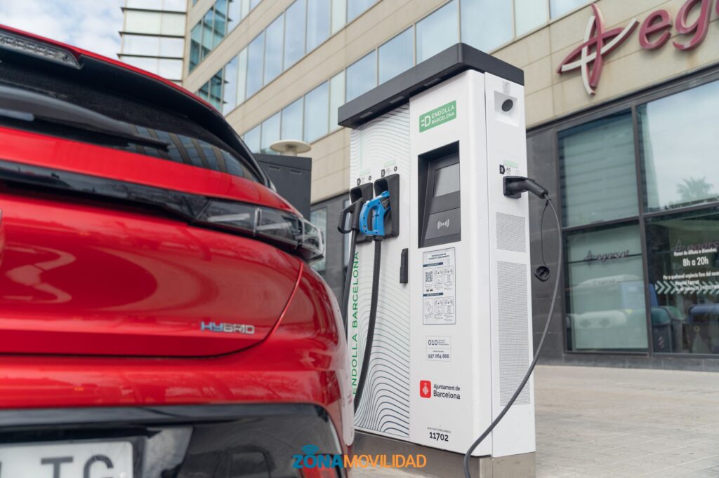 El Gobierno aprueba la regulación para los servicios de recarga de coches eléctricos