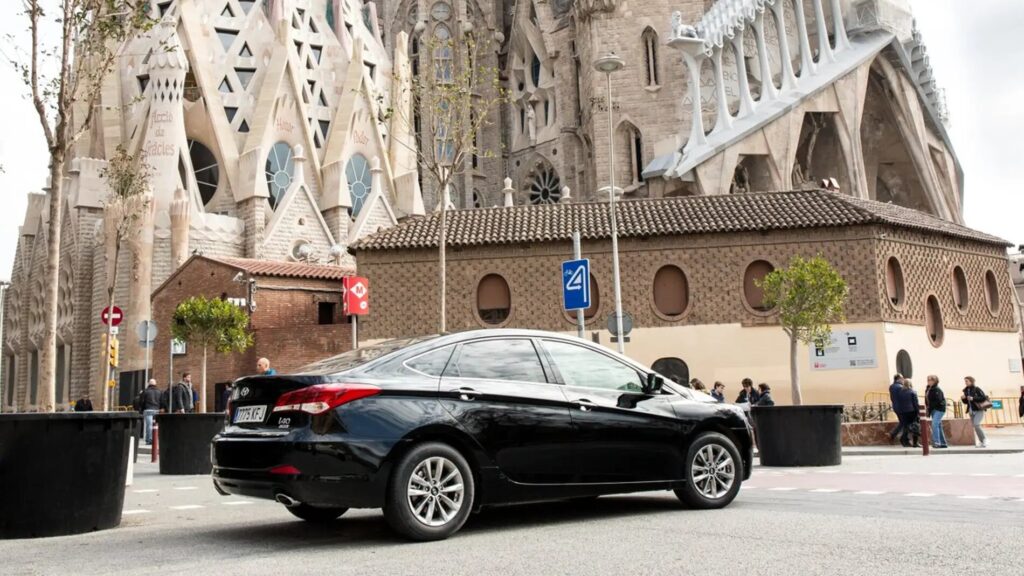 Barcelona aprueba una nueva regulación para las VTC que acabará con el 70% de las licencias