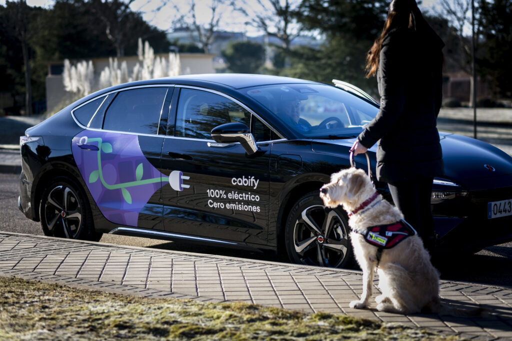 Cabify Y la ONCE unen fuerzas para mejorar la experiencia de las personas con perros guías