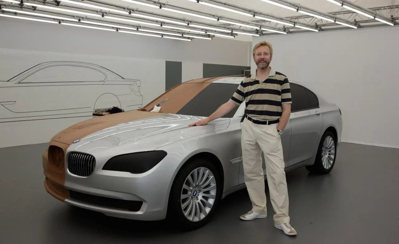 Chris Bangle junto al modelo Serie 7 F01 en arcilla