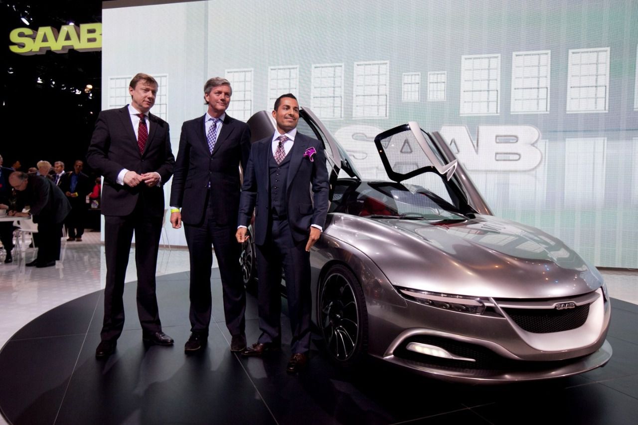 Matthias Seidl, Victor Muller y Jason Castriota junto al concepto Saab PhoeniX