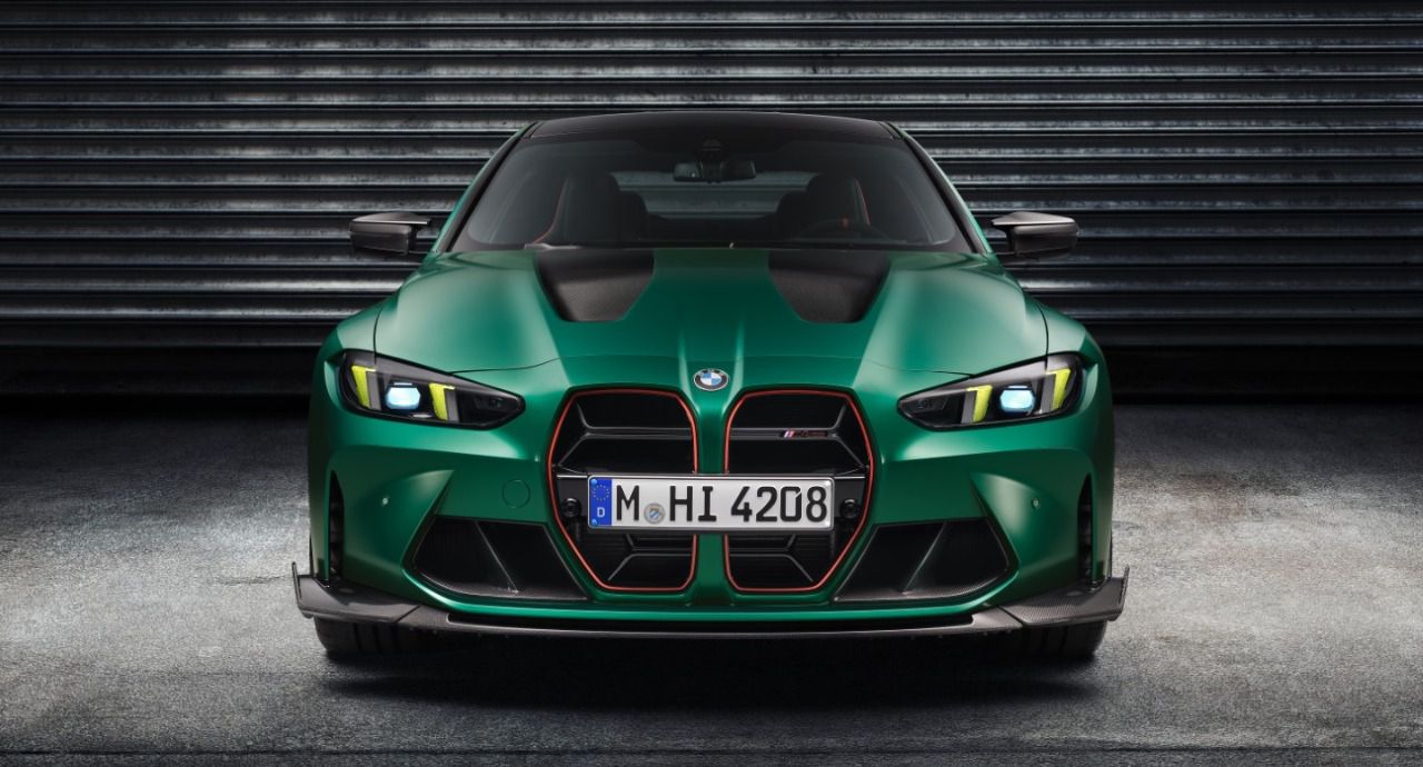 Vista frontal del parachoques de nueva generación con inserciones en carbono