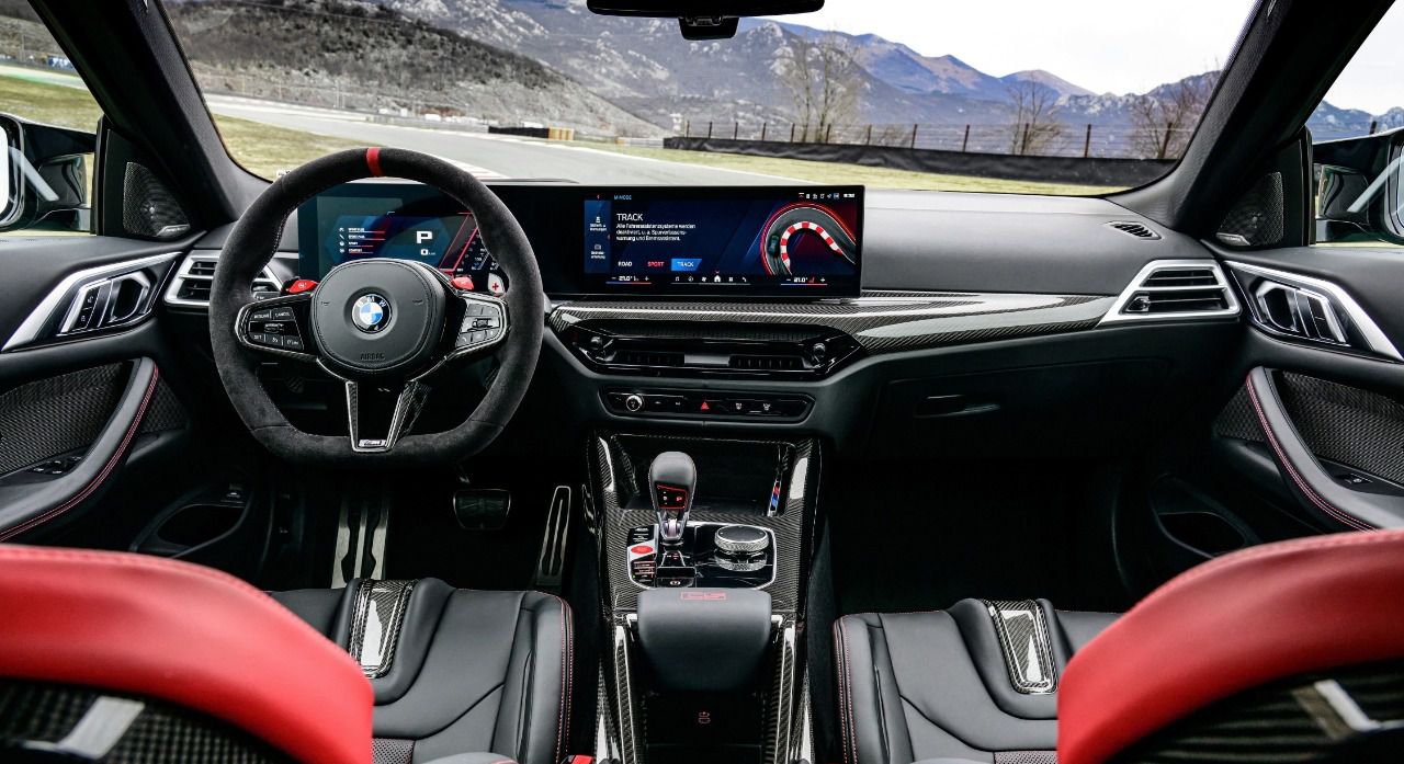 Interior con elementos distintivos del modelo especial combinados con la fibra de carbono