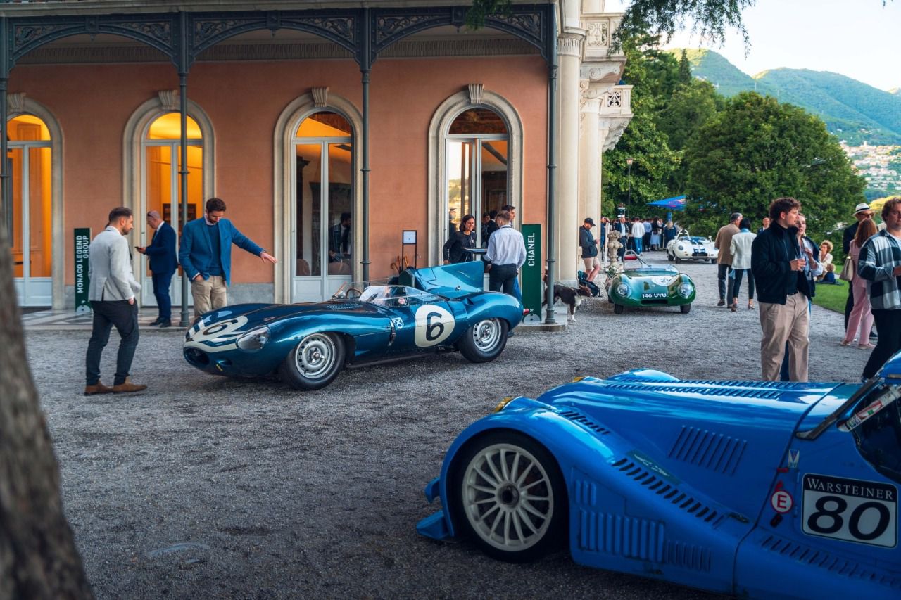Jaguar D-Type junto al Morgan Plus 8 GTR en el edificio principal de Villa Grumello (Autor: Jorge Busto)