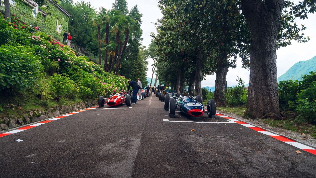 Parrilla de salida recreada con alrededor de 15 monoplazas en la entrada de Villa Grumello (Autor: Jorge Busto)