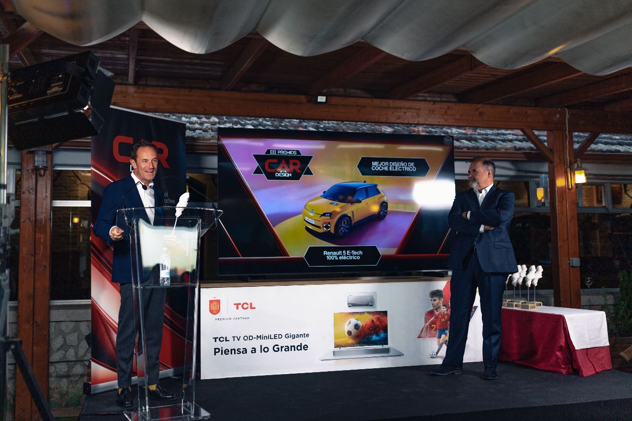 Don Ramón Torrecillas, director general de la Fundación del CSIC, entrega el galardón a Sébastien Guigues, Director General de Renault España