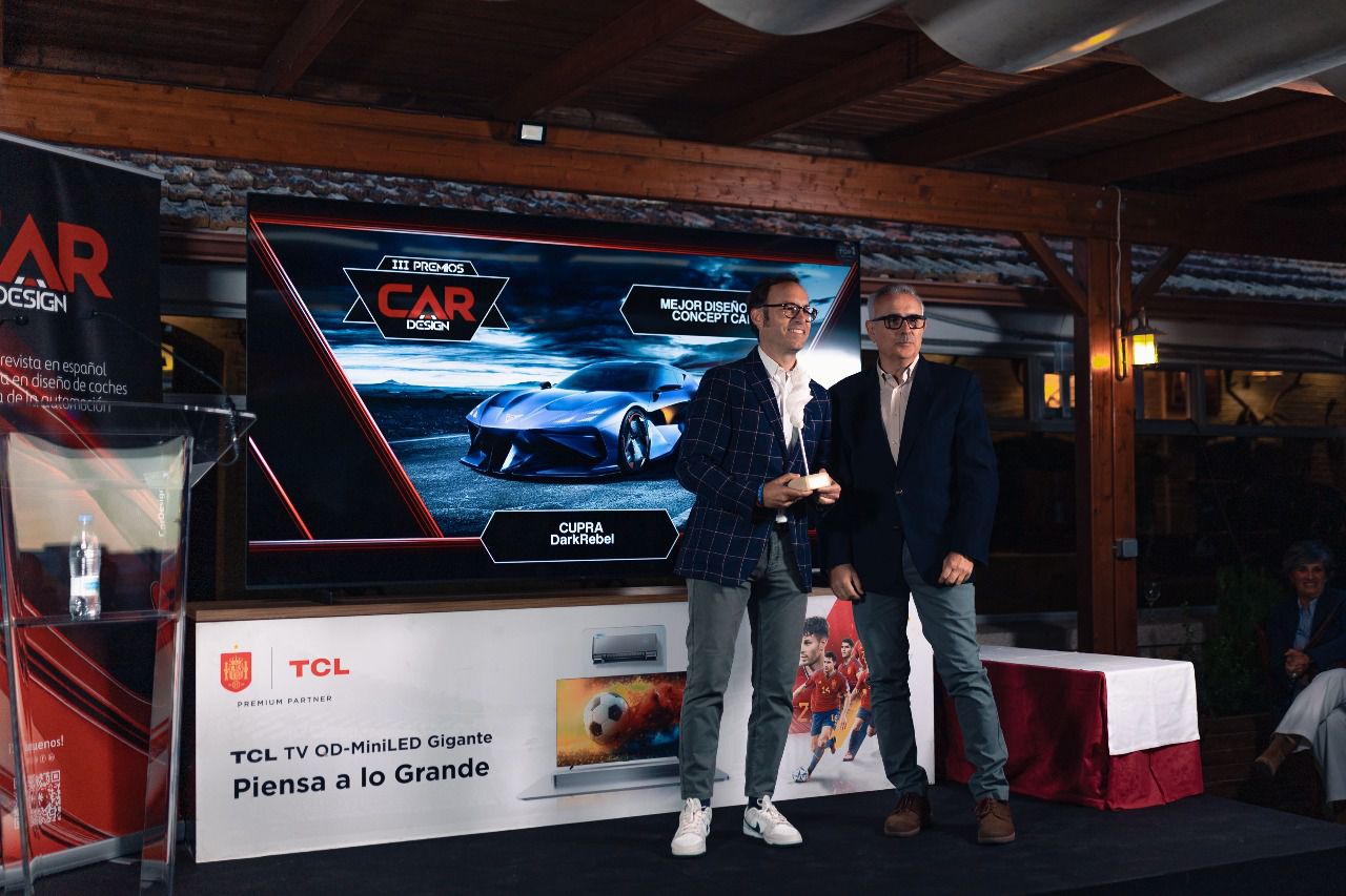 Enrique Flores, responsable comercial de MyMe 3D entrega el galardón a Pablo Cofán, jefe de Prensa de SEAT España y CUPRA España