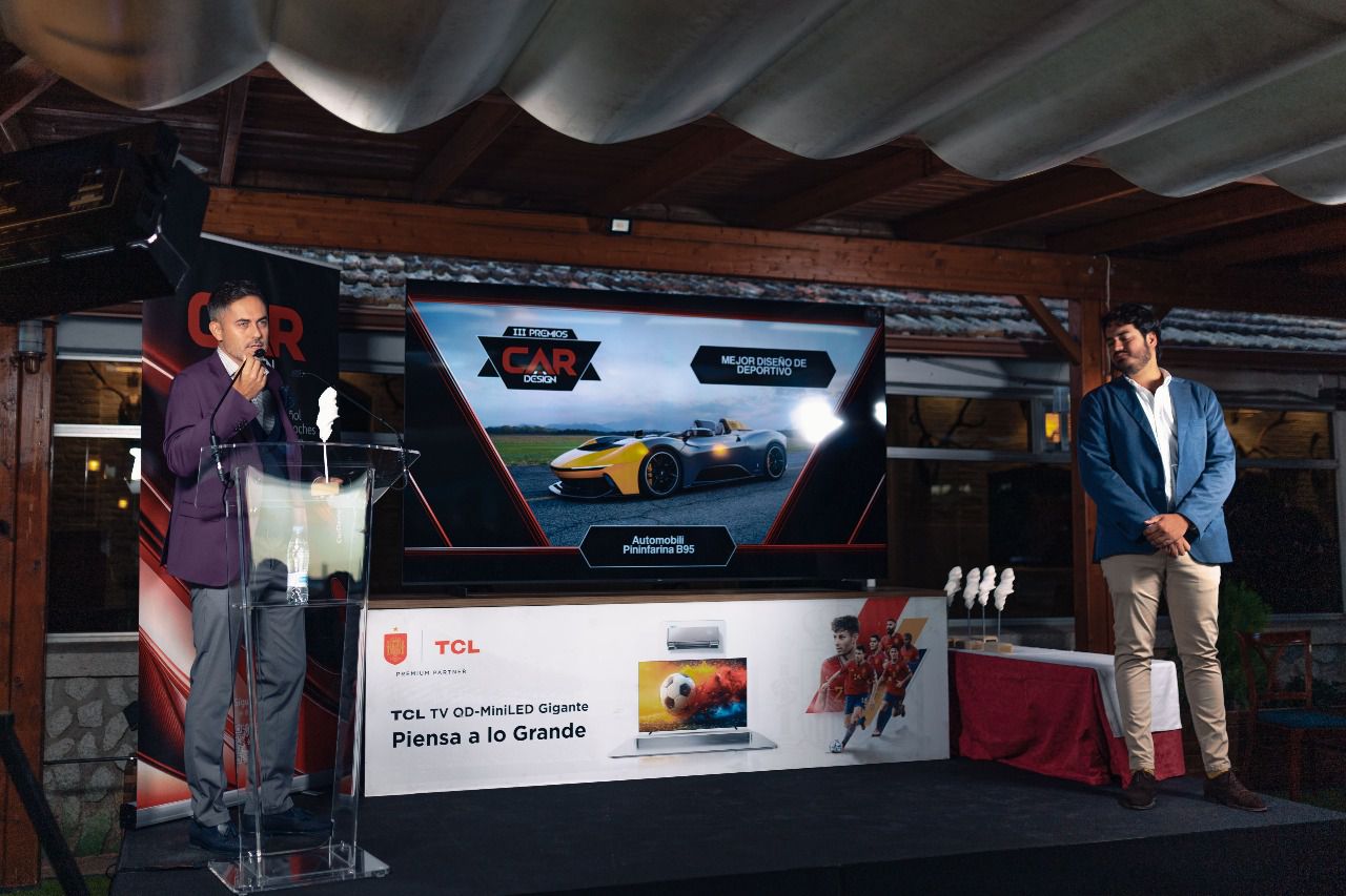 Don Juan Carlos Fuster, director de Marketing y Comunicación de Lenovo Iberia entrega el galardón a Davide Valpreda, Director de Diseño Exterior de Automobili Pininfarina