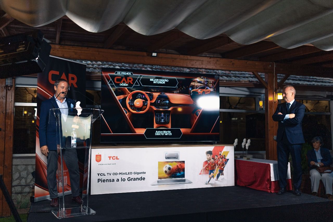 Don Luis Cascales, presidente de Unipyme entrega el galardón a Victor Cordero Puertas, responsable de ventas de Aston Martin