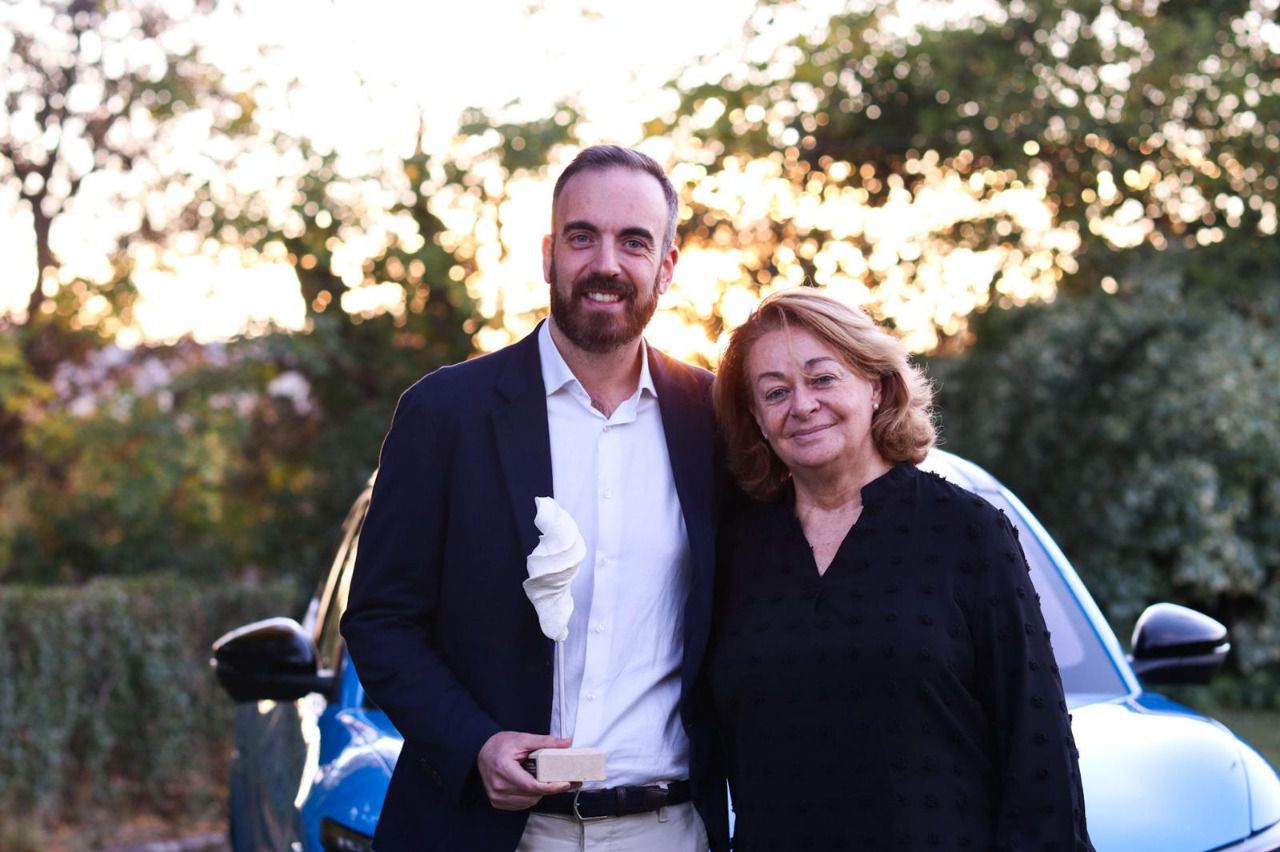 Doña Pilar Bernat, fundadora y editora de Zonamovilidad.es entrega el galardón a José Pallares, Brand Manager del Mustang Mach-E