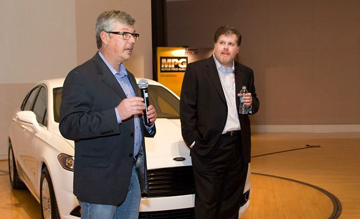 Freeman Thomas presentando el modelo Ford Fusion de segunda generación