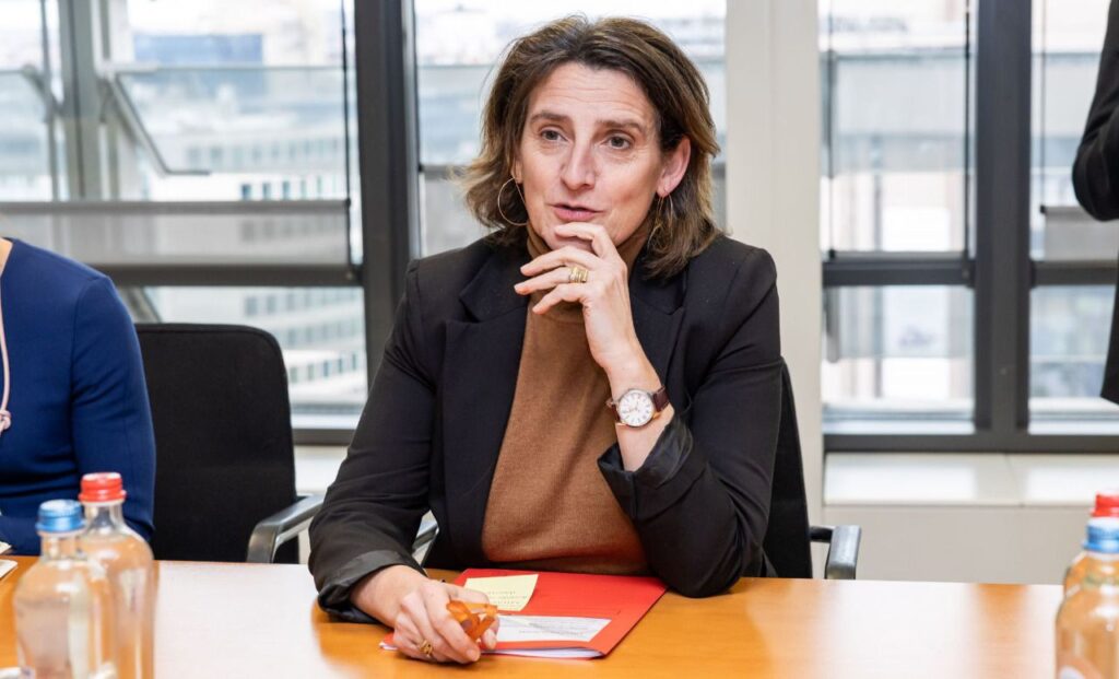 Bruselas acusa a Apple y Google de incumplir la Ley de Mercados Digitales