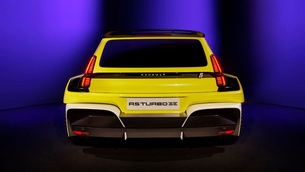 Trasera similar al modelo base Renault 5 con el difusor y alerón aerodinámico añadidos