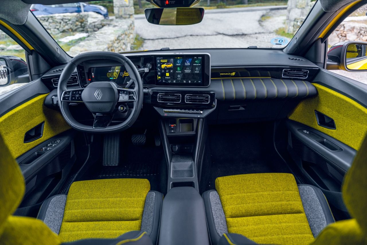 Vista del interior desde una posición cenital, con las pantallas y las luces de ambiente en amarillo, a juego con el resto del vehículo. (Autor: Raúl Crespo @kesteine)