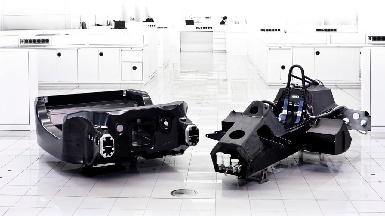 Comparativa de chasis de fibra de carbono entre el modelo MP4-12C y el monoplaza MP4/1 de Fórmula 1