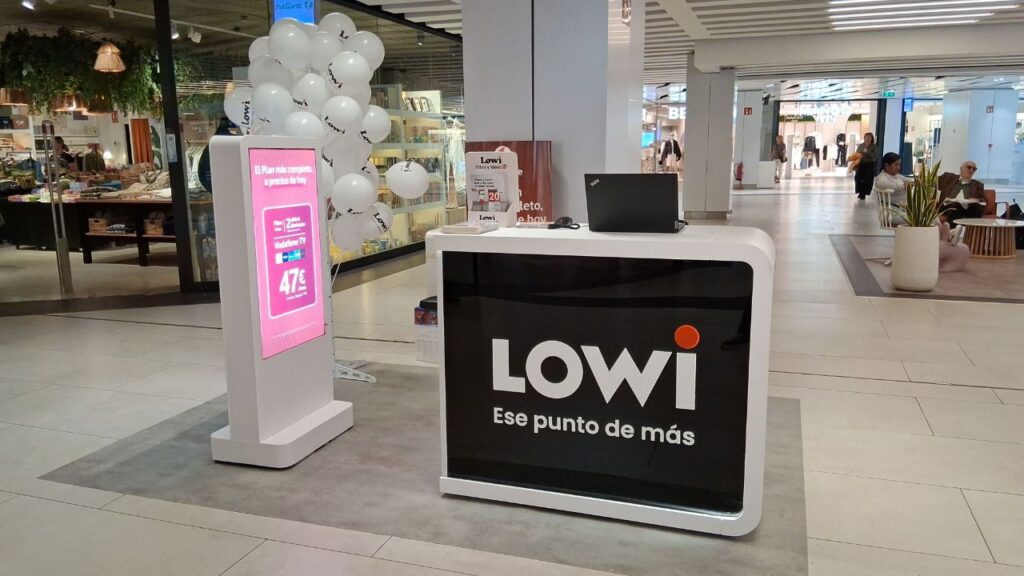 Lowi impulsa su presencia física con 20 nuevos stands propios y nueva imagen