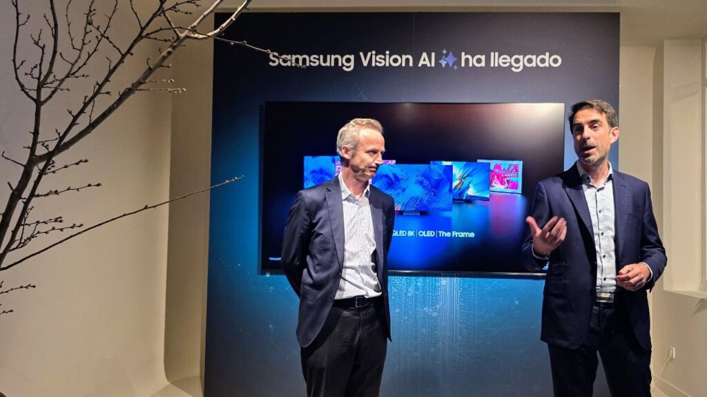 Alvaro Uriarte y Alfonso Fernandez en la presentación de la gama audio video Samsung 2025