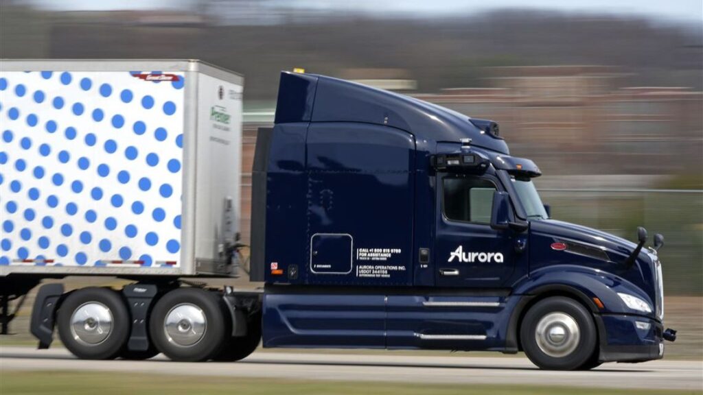 Aurora amplía su apuesta por el transporte autónomo con operaciones nocturnas y nuevas rutas