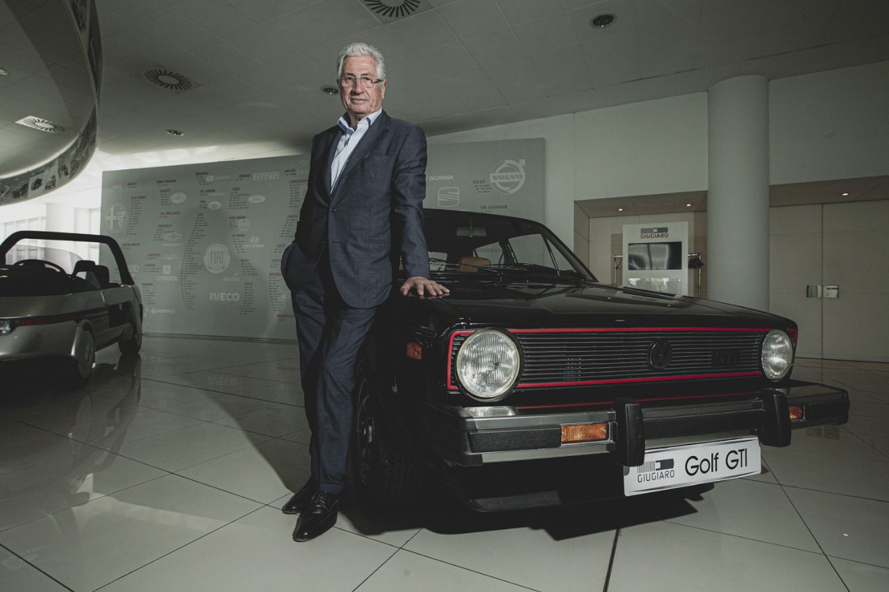 Gioretto Giugiaro junto al Volkswagen Golf GTI