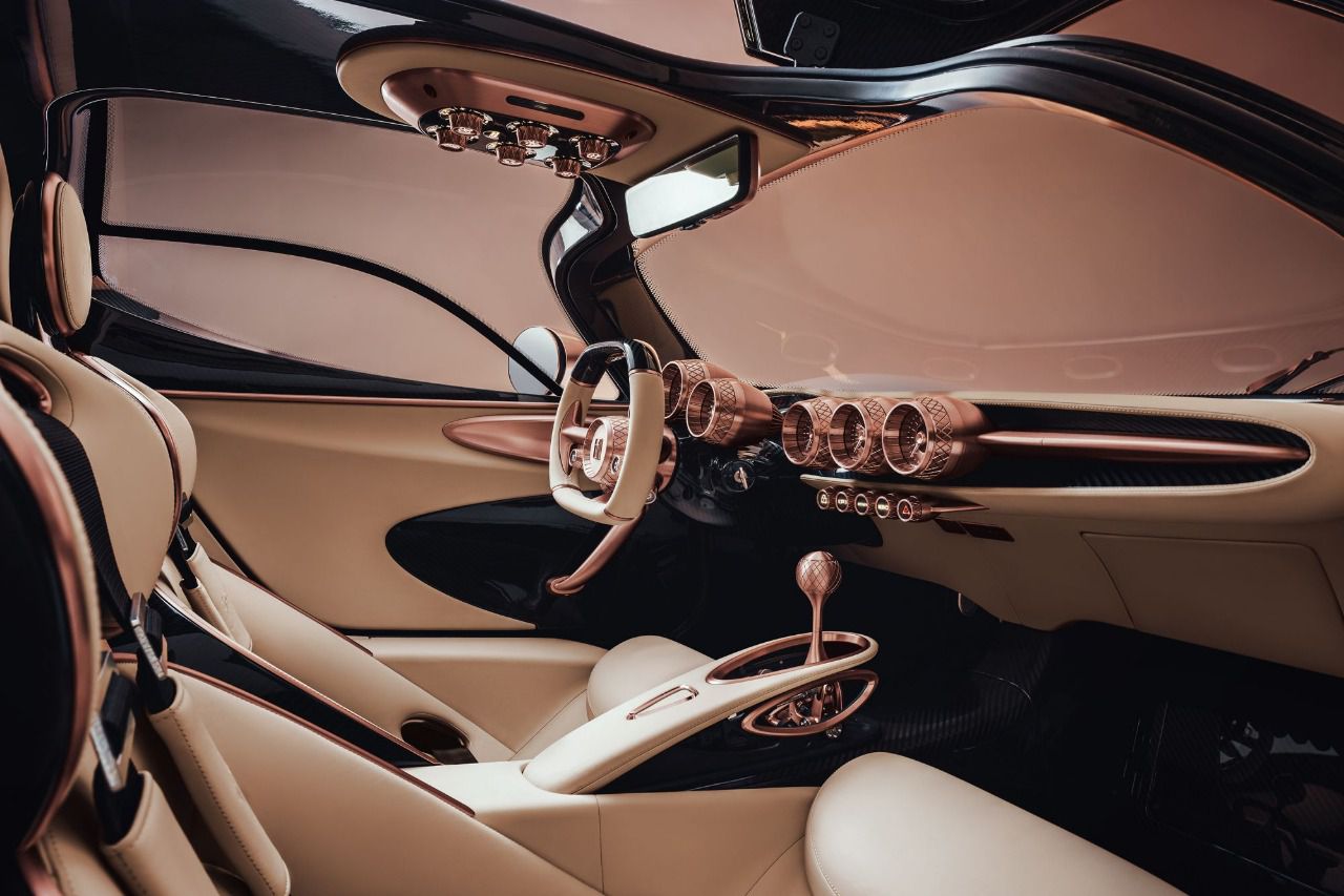 Interior y vista de la cápsula acristalada del modelo de producción del De Tomaso P72