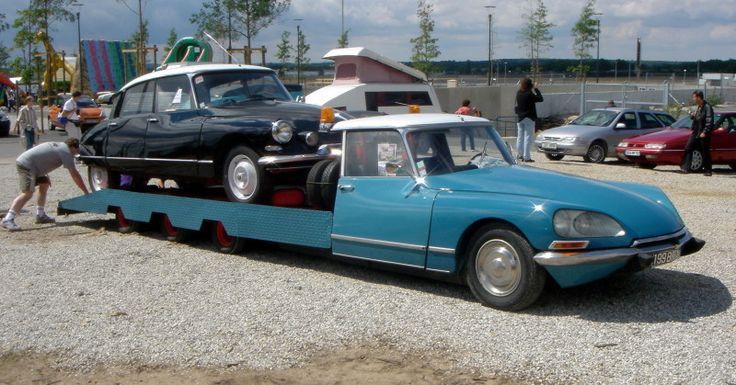 CITROEN DS TISSIER CON UN DS SOBRE LA PLATAFORMA