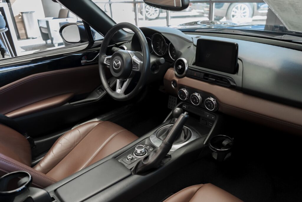 El auge del coche de ocasión y la irrupción de los modelos inteligentes reconfiguran el mercado