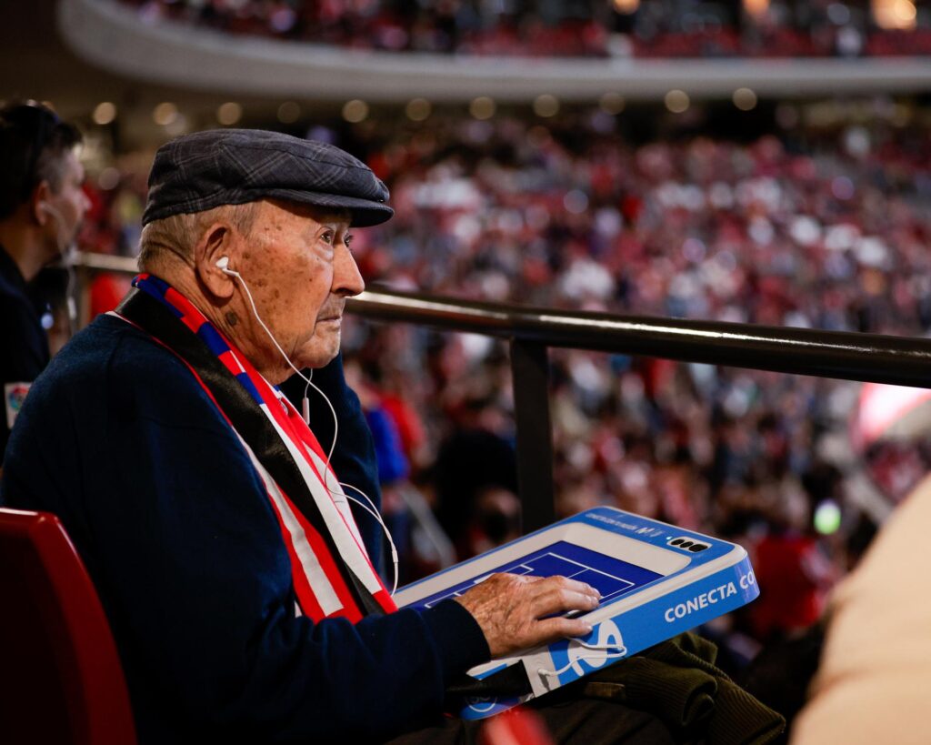 Telefónica y Atlético de Madrid impulsan la accesibilidad con tecnología 5G para aficionados con discapacidad visual