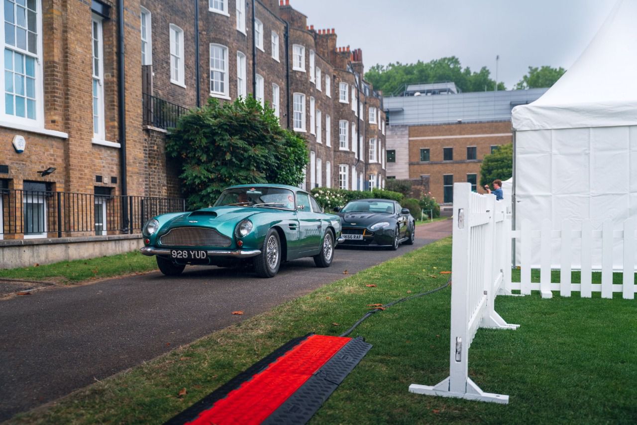 Aston Martin DB5 y V8 Vantage entrando al HAC (Autor: Jorge El Busto)