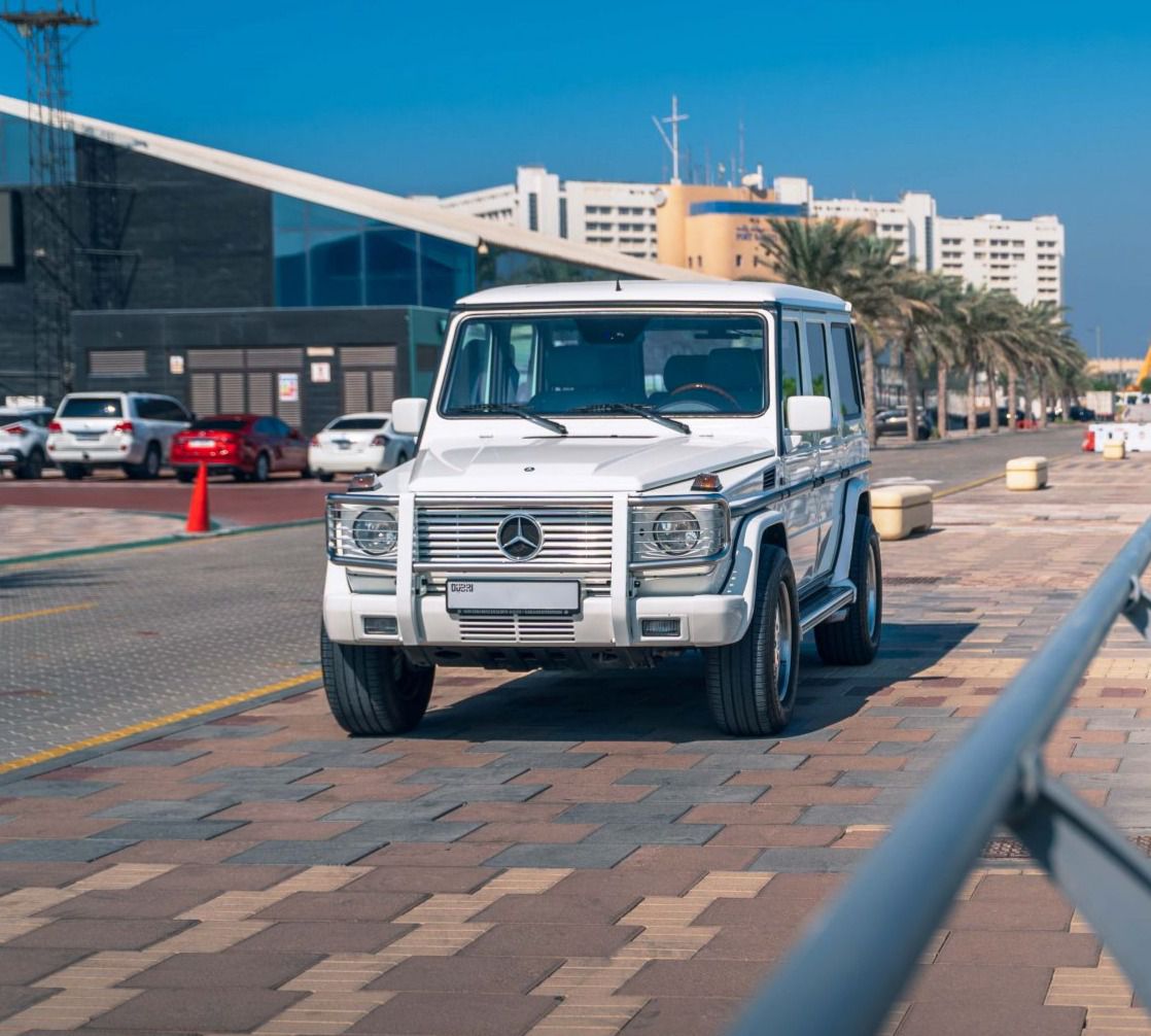 Faros redondos y amplios y forma alta y cuadrada en el Mercedes-Benz G 63