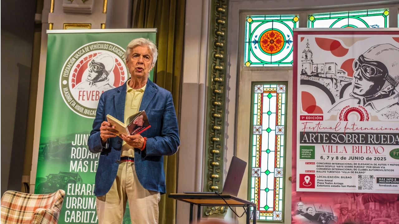 Emilio de Villota relatando sus vivencias como piloto de automovilismo en la Fórmula 1 (Autor: Javier Alonso)