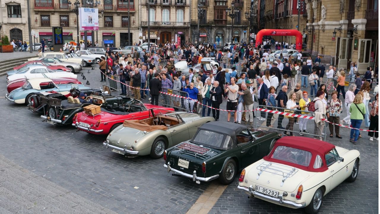 Plaza del Teatro Arriaga como zona principal de los vehículos a concurso (Autor: Mario Belastegui)