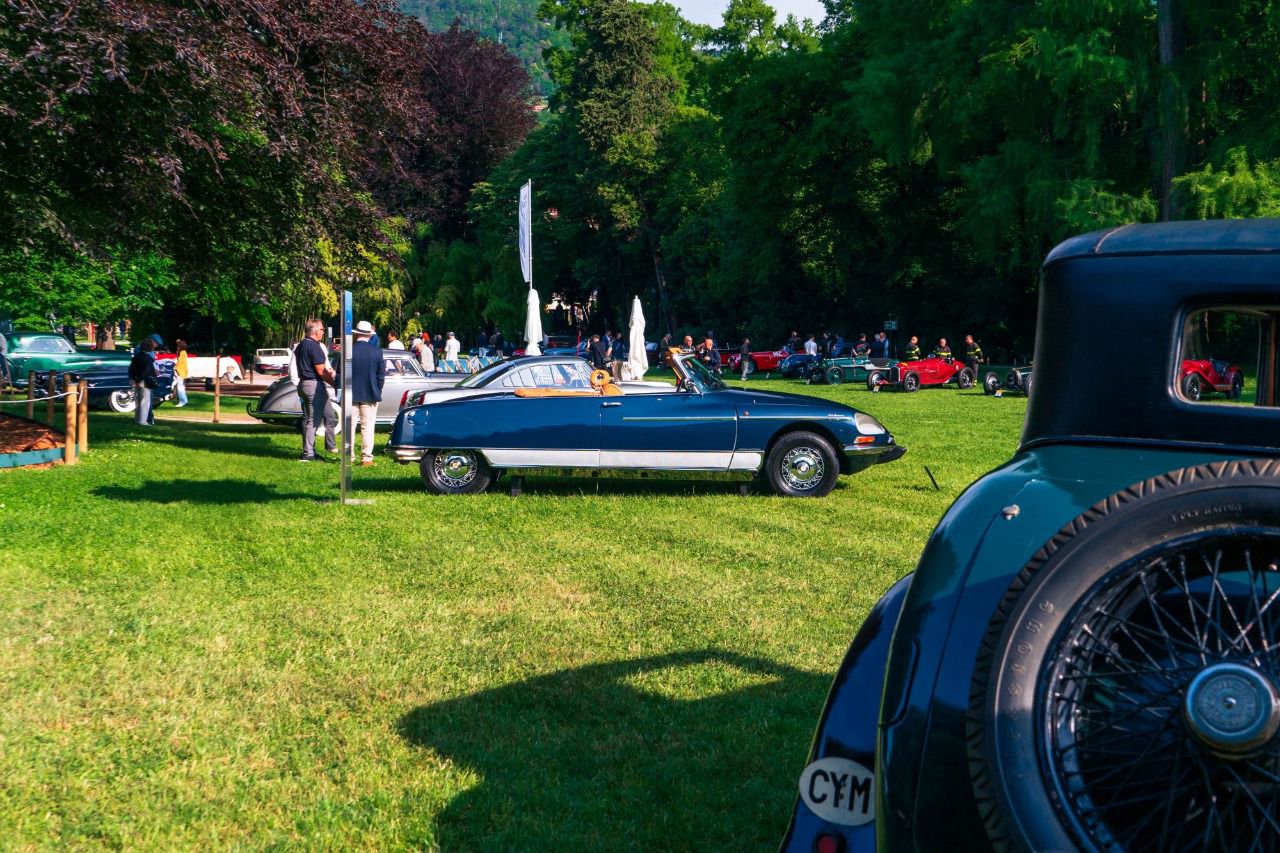 ELEGANTE SILUETA LATERAL CITROEN DS LE CADDY (AUTOR: PAU MESAS)