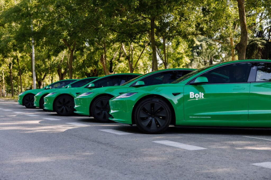Varios coches eléctricos de Bolt estacionados en una fila
