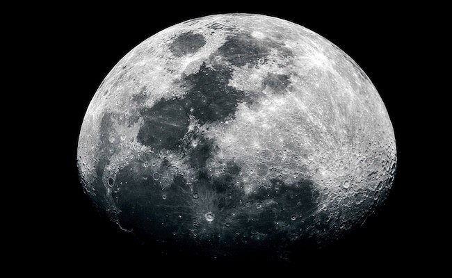 Imagen de la luna llena con detalles visibles de su superficie