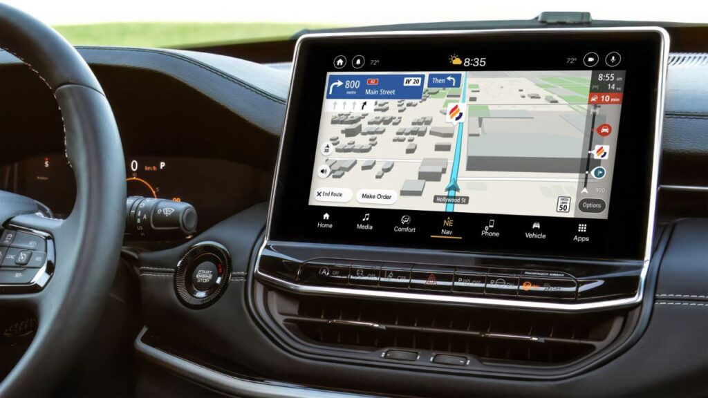 Stellantis integra la plataforma 4screen en sus coches para ofrecer contenido en tiempo real