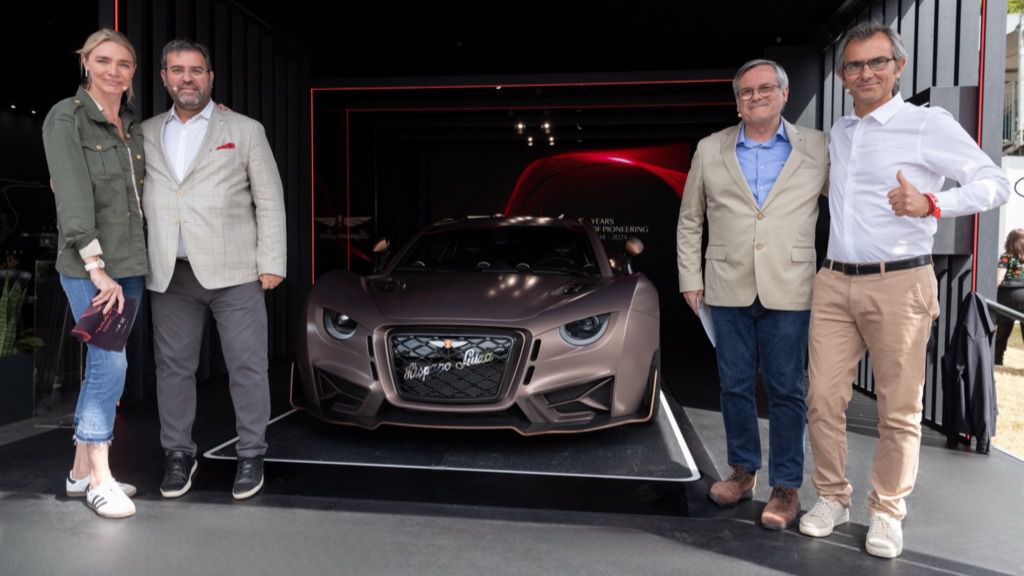 En el lado derecho Francesc Arenas y el izquierdo Sergio Martínez junto al modelo Hispano-Suiza Carmen Sagrera en Goodwood Festival of Speed 2024