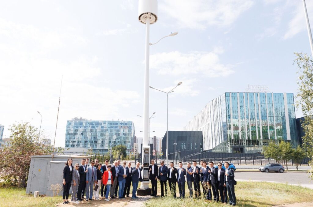 Farolas inteligentes que dan luz y conectividad: así es el nuevo experimento 5G que ya funciona en las calles de Kazajistán