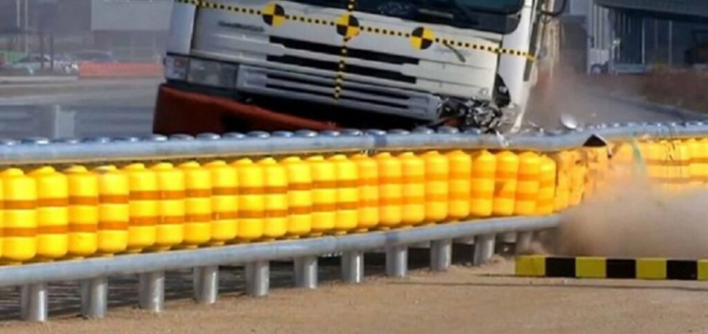 El guardarrail rodante: la barrera de seguridad coreana que salva vidas en la carretera
