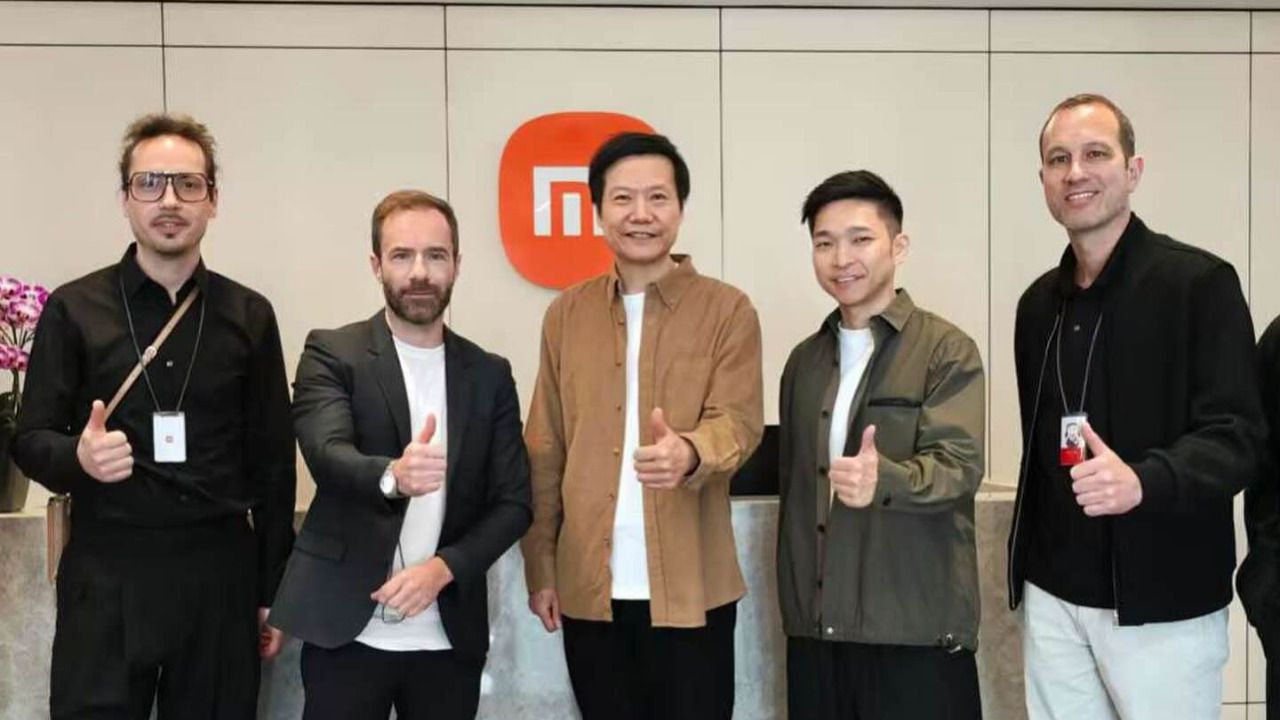 Fabian Schmölz (izquierda, con gafas), el director general de Xiaomi Lei Jun (centro), Tianyuan Li a la derecha de Lei Jun (diseñador jefe de Xiaomi Auto)