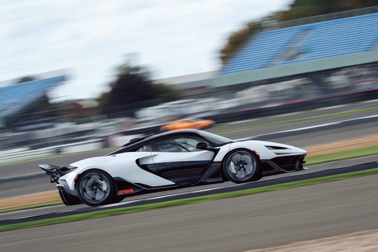 McLaren W1 en pista con el alerón trasero extendido