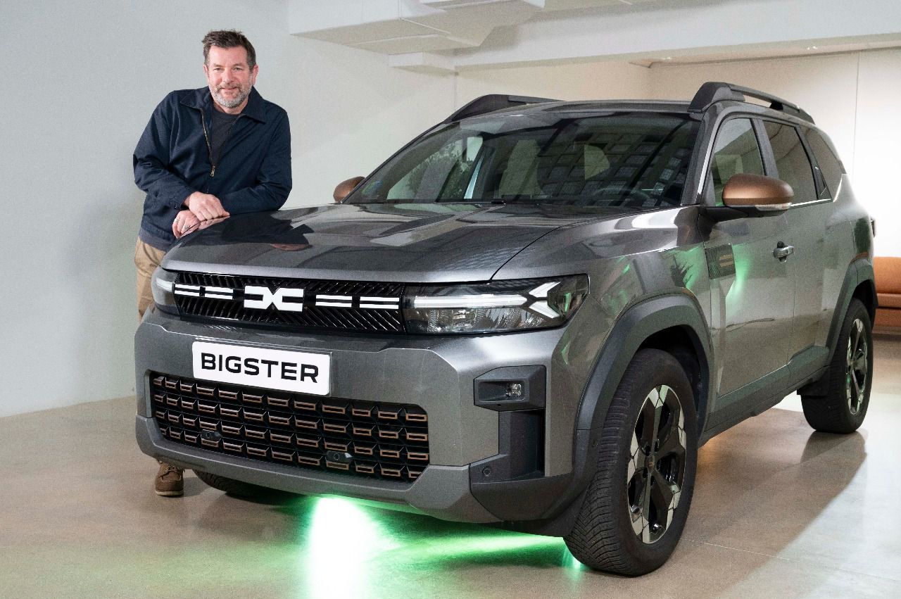 David Durand junto con el nuevo modelo Dacia Bigster