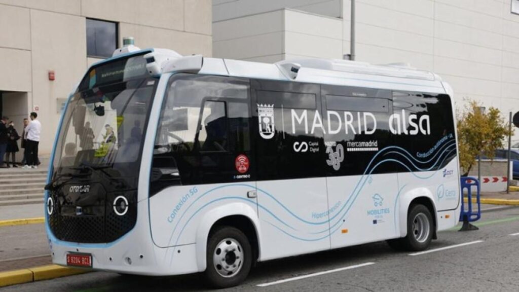 Orange impulsa el primer minibús eléctrico y autónomo conectado por 5G SA en Mercamadrid