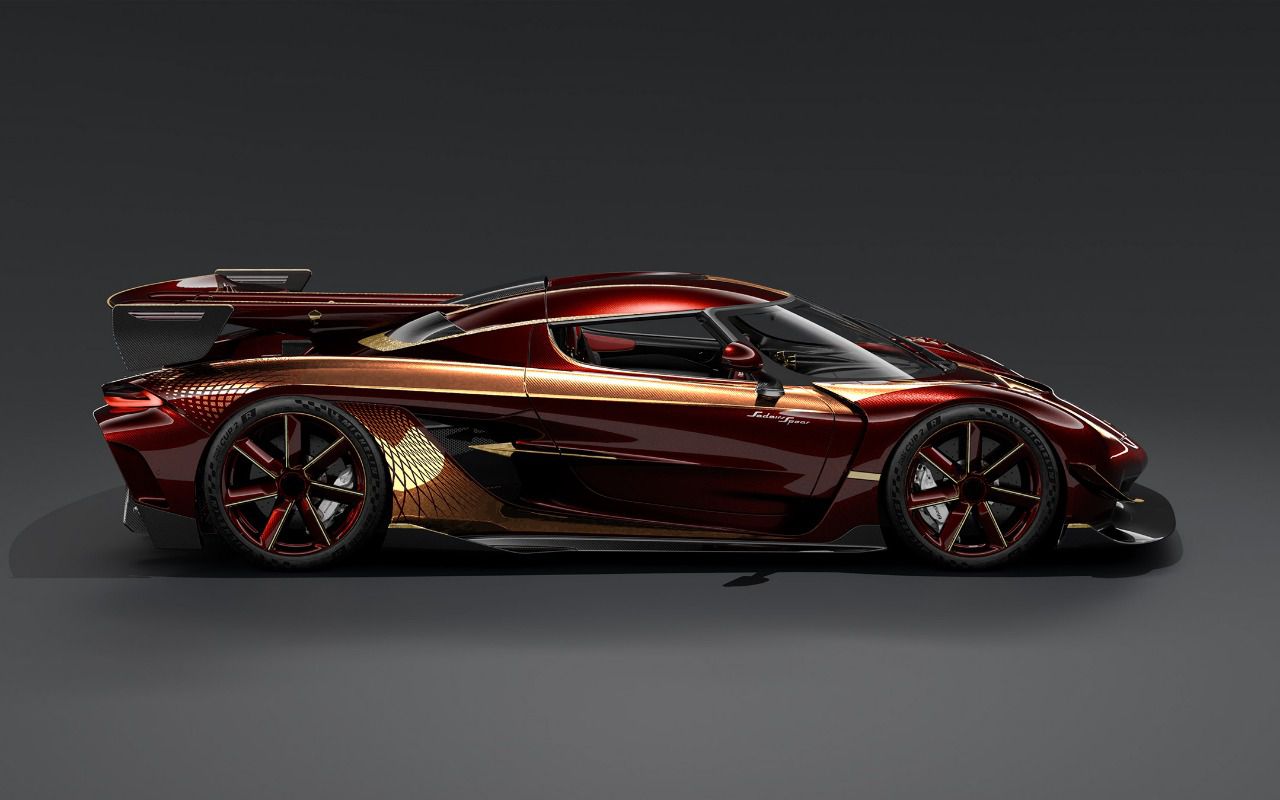 Lateral del Koenigsegg Sadair's Spear Carbon red y detalles en oro